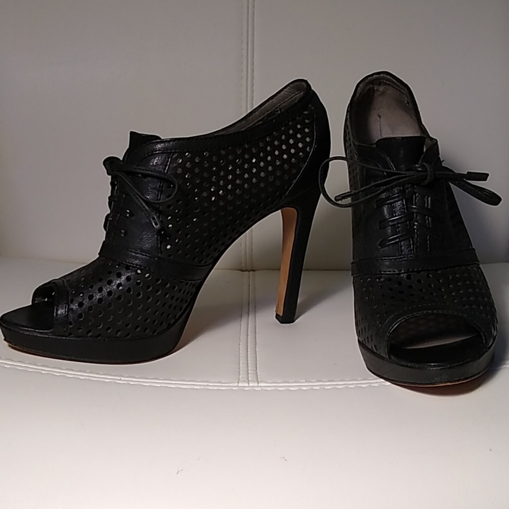 Vince Camuto black Neven heeled booties - sz 8